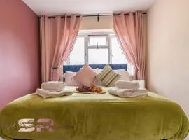 Comfy Rush House by SR Short Lets & Serviced Accommodation - Ideal for Long term stays, Free Wi-Fi