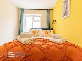 4-BR Hayes Home, Guests 8 - Ideal for Long term stays, Fast unlimited Wi-Fi