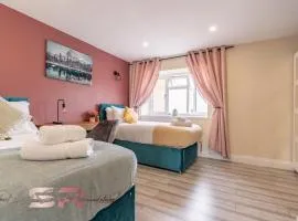 Ideal 4-BR Hayes Home, Guests 8 - Great for Long term stays, High-speed unlimited Wi-Fi
