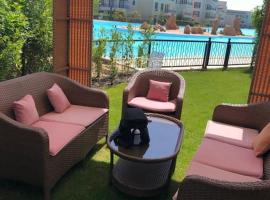 chalet 2 bedroom with garden on lagoon in blanca 200g3, בקתה באל עלמיין