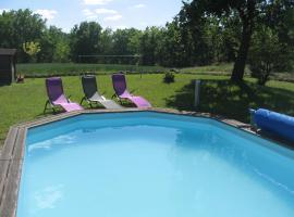 Maison de campagne / piscine privée, hotel u gradu 'Villeréal'