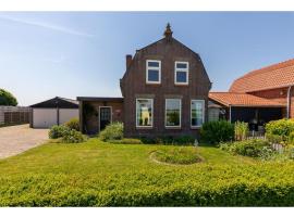 characteristic house in a rural location in the village of Zuidzande with garden、Zuidzandeのホテル