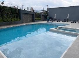 Modern pent house apartment, close to everything, hotel s jacuzzi v destinaci Dosquebradas