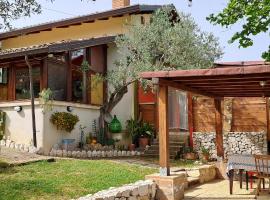 "La casetta" indipendente, con ampio spazio verde, casa de férias em Fontechiari