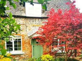 Historic, traditional & Spacious Wiltshire Cottage, hotel in Shrewton