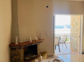 Luxury seaside apartment, 3 bedrooms, hotel in Livanates