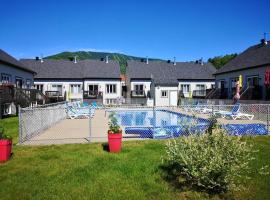 Les Condos de la Montagne 1, hotel cu piscine din Beaupré