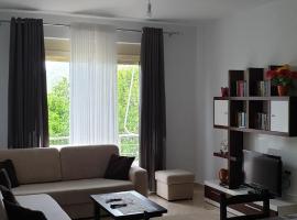 Cheerful 3-Bedroom Private Villa in Borsh!, hotel en Borsh