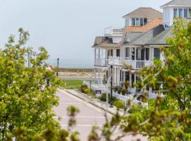 AMAZING!!!! Luxury 5BR, Steps to beach and Fun! Fully Renovated Beach house!, feriebolig i Atlantic City