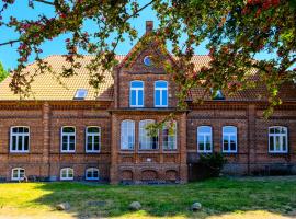 Gutshaus Thorstorf FeWo Groß Schwansee, hotel i Warnow