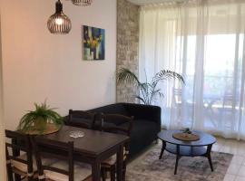 Daissy house - דירה פרטית בנאות גולף, hotel with jacuzzis in Caesarea