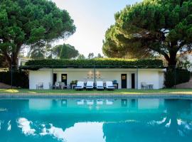 House with pool and elegant garden in Estoril, sumarhús í Estoril