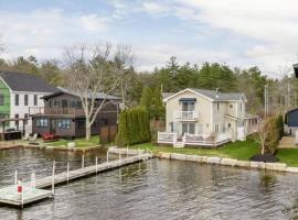 Waterfront home with dock, hotel di Belmont