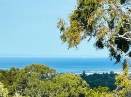 Ocean View 3 bedroom entire house central of Caloundra, hotel din Caloundra West