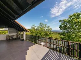 Cosy Hill Home Rucman With a Breathtaking View