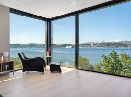 트롬쇠에 위치한 주차 가능한 호텔 Oceanfront penthouse duplex wamazing view!