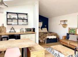 The Cabin - Braunton - contemporary cabin studio sleeps 4, hotel in Braunton