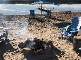 Inspire Beach 3 Total Cabins - Beachfront and Waterfront -Hot Tubs & Sauna, villa i Kawartha Lakes