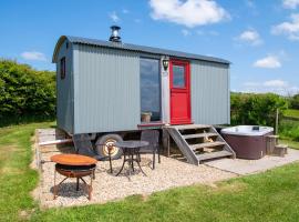 The Big Cwtch Shepherd's Hut, hotel with parking in Kidwelly