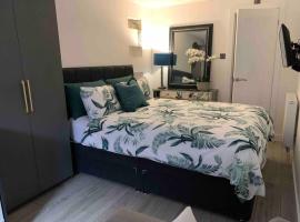Private entrance 1 bed studio near Salford Royal, hotell nära Buile Hill Park, Manchester