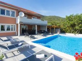 Luxury apartment with heated pool&sea and mountain view