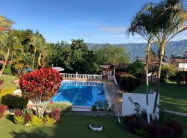 Finca Villa Conie (Los Leones), отель в городе Копакабана