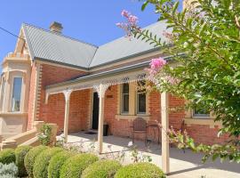 The Monarch Tumut - Luxury in the valley, hotel in Tumut