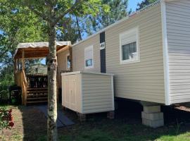 Envie d un break de paysages sauvages et de nature ce mobile home neuf tout confort climatise idealement situe au bord de l eau dans un camping 4 etoiles vous attend pour un week end quelques jours ou des vacances en famille, Hotel in Cap Ferret