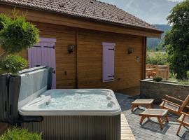 Chalet Le Montagnard SPA & SAUNA - Lits faits - Serviettes - Peignoirs - Ménage inclus, holiday home in Rochesson