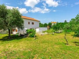 Gorgeous Home In Kras With House A Panoramic View, casa per le vacanze a Kras