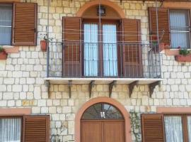 La Casa In Pietra, vacation rental in Santa Caterina Villarmosa