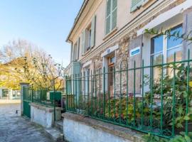 L' Eglise - 2 pièces avec balcon au dernier étage vue Paris, готель у місті Saint-Prix