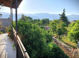 Perfect Central Base for Exploring Messinian Region - Village House, hotel con estacionamiento en Valíra