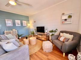 Stylish Apartment by the sea, hotel con parking en Port Hedland