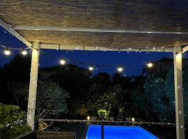 Cannes charming villa private pool garden 1,7 kms from sea and sand beach, хотел в Ле Кане