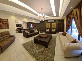 Luxury holiday villas in Bahrain for Families, cabaña o casa de campo en Bārbār