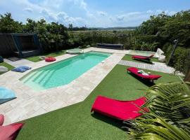 Grande maison de charme avec piscine au coeur des vergers et vignobles, hotel in La Roche-de-Glun