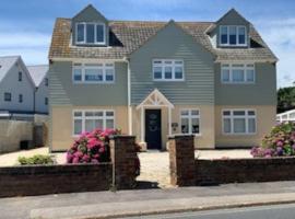 Beachfront 2 bed lux apart Milford on Sea, The New Forest, hotel in Milford on Sea