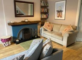 Fairhill Cottage Perfect location with garden in central Ballycastle, hotel i Ballycastle