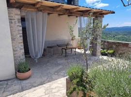 Amazing STUDIO CASA FERMEGLIA with private jacuzzie and perfect panoramic view, hotel i Roč