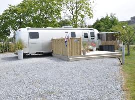 Airstream Retro USA caravan, parkolóval rendelkező hotel Earnewâldban