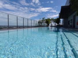 Two bedroom condo with rooftop pool、Ban Talat Rangsitのバケーションレンタル