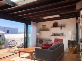 Casa Lupe. Art-inspired courtyard house in Teguise, Hotel mit Parkplatz in Teguise