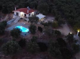 villa Lin with pool, hotel u gradu Amalijada