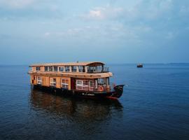 Venice Premium Houseboats Alleppey, מלון באלפי