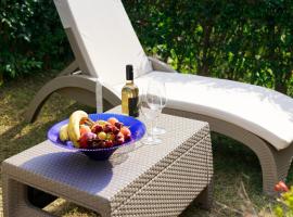 Sunshine House、スカラ・フォルカスのホテル