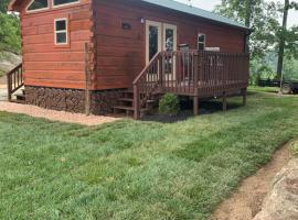 Cabin on Gold Mine Hill, hotel with parking in Hendersonville
