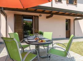 Countryside Apt with Swimming Pool and Parking, hotell i Cascina