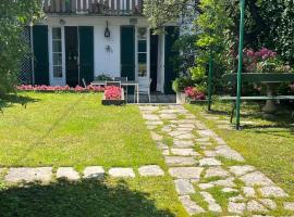 Casa Gelsomino -Villa with garden, near the Lake, hotel sa Mandello del Lario