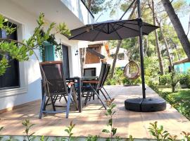 Cozy PineTrees Beach House, hotel in Golem
